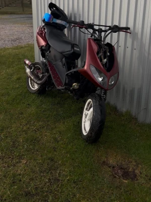  Speedfight 2 moped -  Peugeot Speedfight 2 moped med vita fälgar. Mopeden har sportigt utseende, dubbla framlyktor och synligt avgassystem. Perfekt för dig som gillar att meka eller behöver reservdelar till din moped. OBS. moppen som visas på bilden är såld men har en till som är i delar. Köp delar separat eller hela moppen för 1500kr eller eventuellt byte. Finns utanför Landskrona i Skåne. Skriv va du behöver så kollar ja ifall jag har de. 