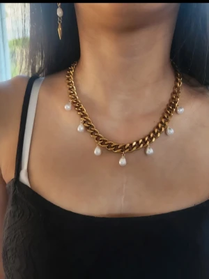 Guldpläterat  18k, 9 mm bred halsband med  pärlor - Elegant halsband i guldpläterat rostfritt stål  från Diavansa– finns även i silverfärgad variant. Matchande örhängen finns i en separat annons.  Smycket är 9 mm brett och har en justerbar längd mellan 38–43 cm, vilket gör att det passar perfekt oavsett stil och tillfälle.. De nickelfria och handgjorda    