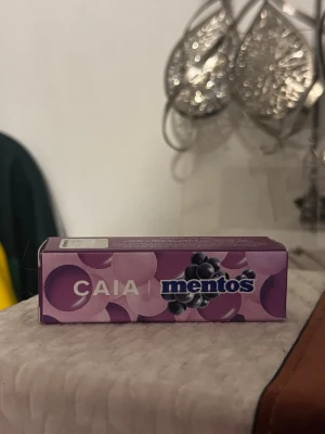 Caia mentos lip oil  - Säljer caias lip oil från deras kollektion med mentos. Går inte att få tag i längre/säljs inte längre. Köpt för ca 300kr tror jag. Oöppnad.  Färgen/doften grape