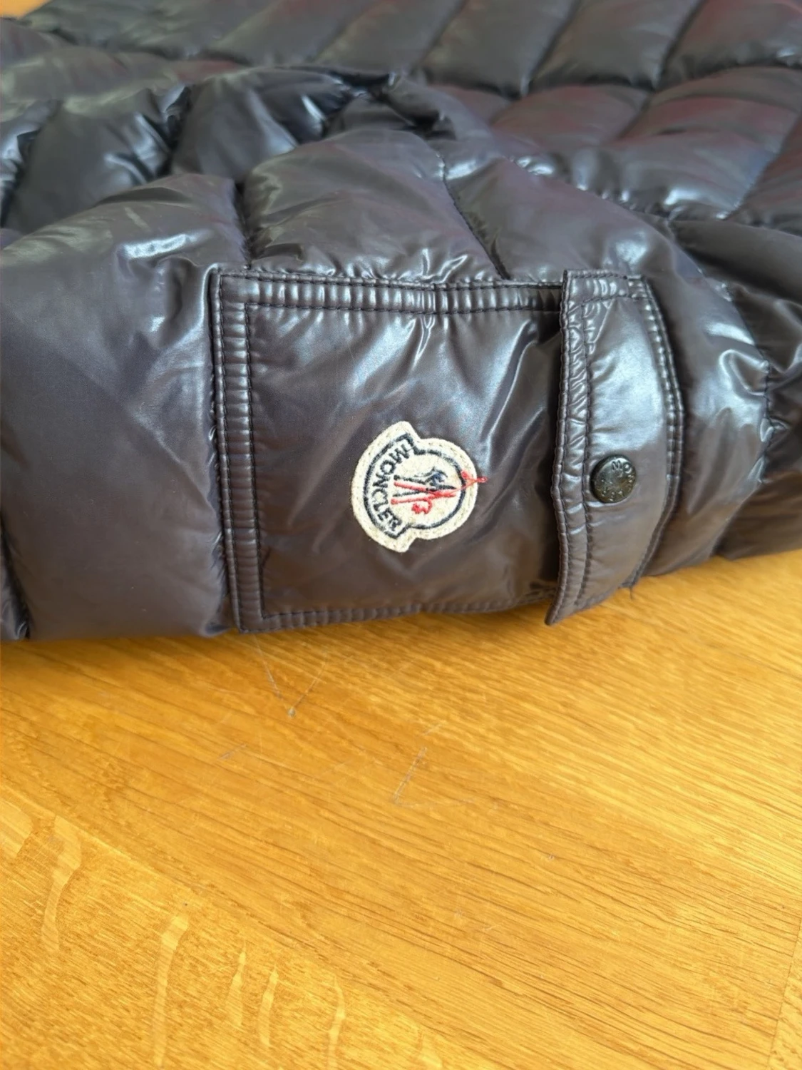 Svart dunjacka från Moncler med huva - 1