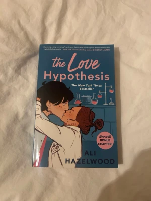 The Love Hypothesis av Ali Hazelwood - En romantisk roman på engelska och handlar om kärlek mellan forskare. Aldrig läst:)