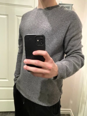 Stickad tröja - Stickad tröja från Massimo Dutti i storlek M, hör av er vid mer bilder eller frågor pris kan diskuteras