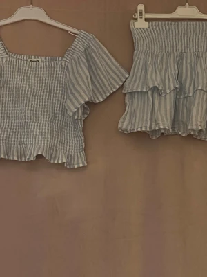 Sommar sett -  Ett blåvitt rutigt sommar sett från kaphal storlek 146/152 kjolen är storlek 134/140 men passar 146/152 utmärkta, skriv gärna vid frågor 😊 150kr för båda