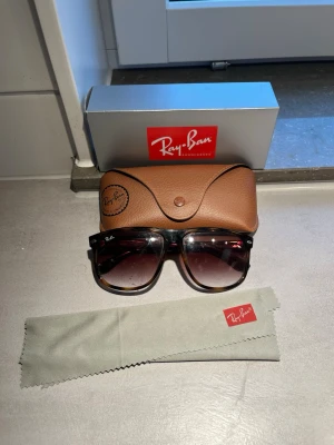 Rayban- boyfriends - Tja säljer mina raybans då dom aldrig används o bara ligger hemma o skräpar priset är såklart inte fast o hår att diskuteras vi en smidig affär ena bågen har gått av för de saknas en skruv men går att laga på vilken opptiker som helst för 25 kr