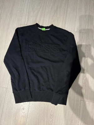 Svart Hugo boss tröja  - Säljer min Hugo boss tröja som är knappt använd då den blivit för liten.                         Pris kan diskuteras vid snabb affär