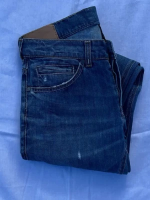 Dondup George jeans - Säljer nu dessa snygga klassiska Dondup George jeansen i en fin blå färg. Skicket på dessa är 9/10 utan några skador alls. Storleken är w31. Midja 40cm lår 23cm ytterlängd 92cm innerlängd 70cm