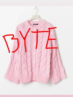 BYTE AV STORLEK  - Är det någon som vill byta SIN storlek S till MIN storlek M? Köpt på Vinted men är tyvärr för stor SAMT slutsåld 🥲 Hör av dig!!!