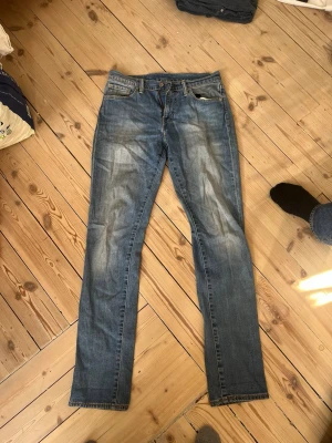 Levis 511 - Levis jeans 511 storlek 30/34. Säljes pga att de är för små😃.                                                                        Mått: midja 41, längd 107, byxöppning 18.