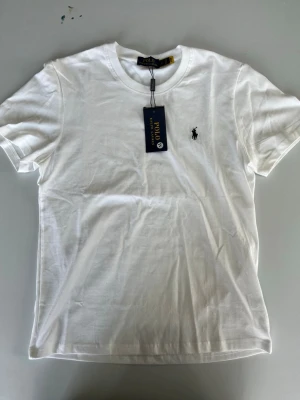Ralph Lauren T-shirt - Helt Ny!!!//Aldrig använd//Fick den i present men passar inte mig//Mycket fin T-shirt perfekt till sommaren//Size M//Helt ny T-shirt kostar ca 1000kr//Skriv vid minsta fundering//Priset kan diskuteras vid snabb affär!