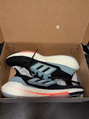Adidas ultraboost 22 - Säljer ett par helt nya skor i perfekt skick. Aldrig använda och levereras i originalkartong.  Nypris: ca 2200-2400 kr Mitt pris: 650 kr   Ett riktigt bra tillfälle att få ett par kvalitetsskor för en bråkdel av butikens pris.  ✔ 100% nya ✔ Originalkartong ingår ✔ Redo att skickas direkt  Kan fraktas inom hela Sverige eller så finns det Möjlighet till upphämtning i Göteborg.  Endast seriösa köpare. Skicka meddelande vid intresse eller om du vill ha fler bilder. ; storleken är 44 och 2 tredjedel