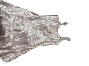 Ljusrosa satin nattlinne med spets - Sött ljusrosa nattlinne i glansigt satinmaterial med tunna, justerbara axelband och spetsdetaljer längs urringningen. Perfekt för mysiga kvällar hemma och ger en lyxig känsla. Enkel och feminin design.