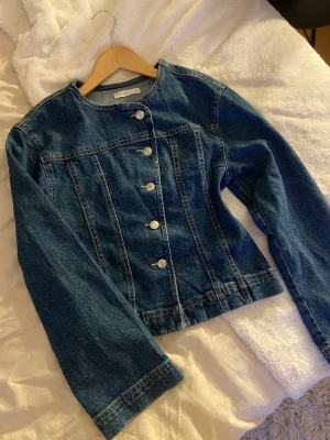 Figursydd jeansjacka  - Blå figursydd jeansjacka från Ginatricot i storlek Xs. Nästan aldrig använd. Skriv för fler bilder 💕