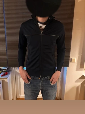 Svart vindjacka från Moncler - Snygg svart vindjacka från Moncler