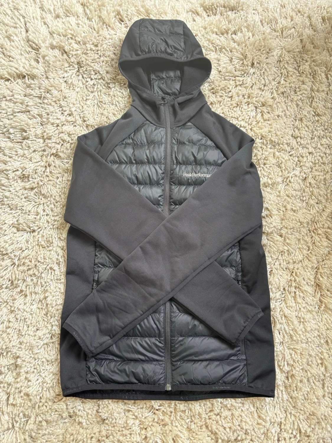 Svart hybridjacka Peak Performance