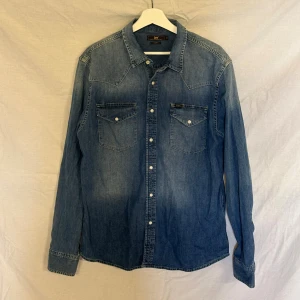 Blå jeansskjorta från Lee - Storlek XL. Slim fit. Märke Lee