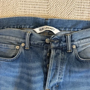 Blå jeans från Our Legacy W31 L34 - Märke: Our Legacy Storlek: W31 L34