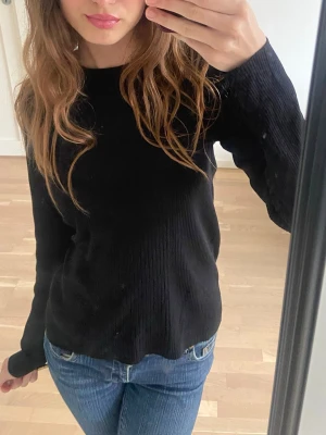 Svart tröja - Väldigt fin svart tröja, få gånger använd men rensar garderoben och den kommer inte till användning! Öppen för prisförslag! 💗💗💗