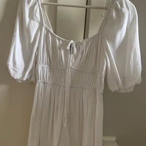 Vit klänning - Säljer en somrig klänning från bikbok i storlek Xs. Endast använd en gång💕Pris går att diskutera!