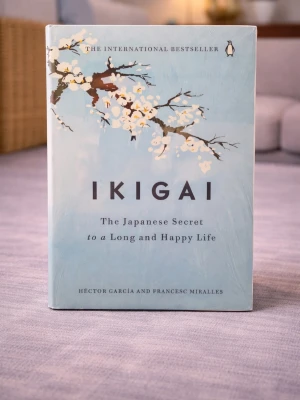 Ikigai - The Japanese Secret - Skick: Helt ny bok. Omslag: Pappercover. Storlek: standard (inte pocket). Förpackning: I sitt originala plastomslag. Från: Home Books – Stockholm. Snabb leverans inom Sverige.