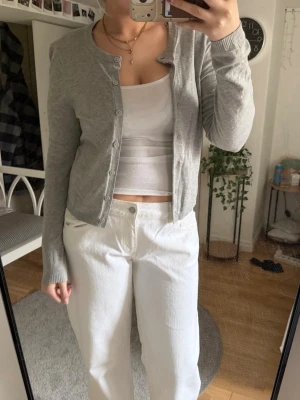 Grå stickad kofta - Säljer en superfin stickad kofta från Lager 157 i storlek L! 🥰 Jag är vanligtvis en M för referens, så den passar nog kanske främst för en M. Använd max 2 gånger!