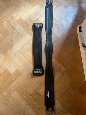 Sadelgjord 55 kr st!!!! - Säljer två svarta sadelgjordar för häst, en 60 cm som använts till min c ponny och en 140 cm som använts till min haflinge. Dem tvättas rent ordentligt innan dem skickas! 