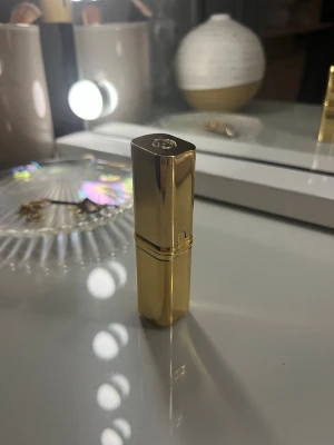 L’Oréal läppstift  - Fint rött läppstift ifrån L’Oréal Paris❤️ har bara swatchat den på min hand, är i färgen red passion 297💖