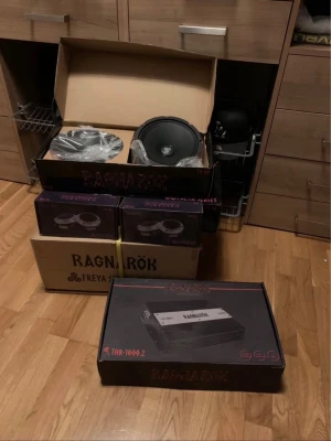 Biljud Ragnarök helt nytt - Säljer ljudet då jag inte har något fordon att slänga in de i. Ljudet är helt nytt aldrig spelat me de. Ligger bara i ett hörn i rummet. Köpte allt nytt för ungefär 7500kr men säljer det billigare än så såklart.  Det är 8st Ragnarök freya FR-80 (8or) 4st Ragnarök FRT-100 diskanter  Ragnarök THR-1000.2 slutsteg Och ett kabelkit som dom rekommendera på audio 55.