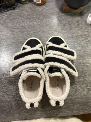 Inuikii sneakers  - Säljer dessa då de inte kommer till användning. Använda fåtal gånger. Stl 38. Köpt för 2600kr, pris kan diskuteras vid snabb affär!