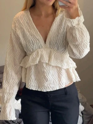 Vit volangblus med strukturmönster - Använder ej