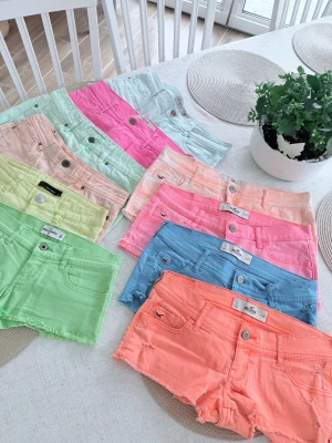 Hollister/Abercrombie & fitch jeansshorts  - Flera sorters shorts i olika storlekar/märken! Köp ditt par innan det tar slut. Priser 300-900kr styck. Först till kvarn - inga reservationer. Obs, annonsen kommer ständigt uppdateras. Frakt 24h 📦