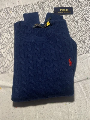 Ralph Lauren tröja - En riktigt fin Ralph Lauren tröja, perfekt till denna vinter | Nypris 2199kr | skick 10/10! | Aldrig använd! | Självklart äkta ✅| Inga defekter | Storlek: S | Hör av er vid minsta fundering!