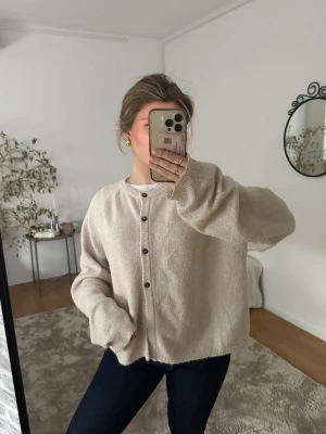 Beig kofta - Säljer en beig kofta ifrån Lindex i storlek XL men sitter som en M på mig som vanligtvis har S🥰 säljer den för 200kr💞