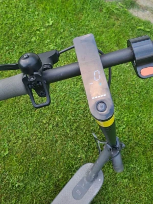 Elsparkcykel Xiaomi svart - Säljer en svart elsparkcykel från Xiaomi med digital display på styret, ringklocka och gummigrepp. Scootern har en robust ram och bred fotplatta med halkskydd. Perfekt för att ta sig runt i stan på ett smidigt sätt.