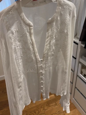 Blus från zara - Säljer denna jätte söta blus från Zara. Den har ett litet hål på baksidan vid höger axel, se på sida 2.