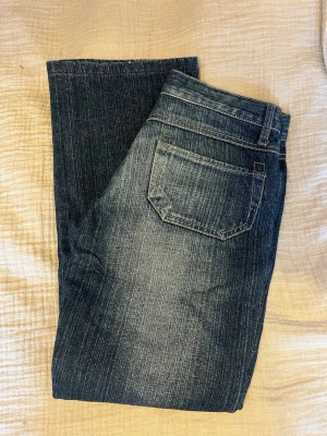Mörkblå jeans från Bestelle - Snygga jeans med riktigt snygga fickor. Köpte från Polen och dom är i storlek m, skulle nog säga att dom passar s dock. Dragkedjan åker ner men har satt ett litet stopp som inte syns utåt.
