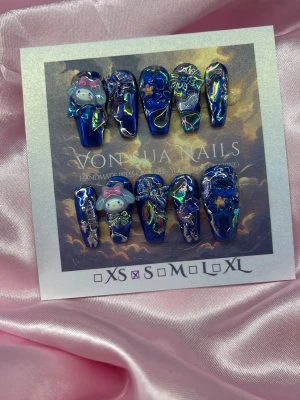 Melody (S);Medium Ballerina - Unika handgjorda press-on naglar i djupblå färg med holografiska detaljer och 3D-dekorationer, inklusive My Melody-figur och stjärnmotiv. Naglarna har en medium lång ballerinaform design och är handgjorda för en riktigt personlig look.