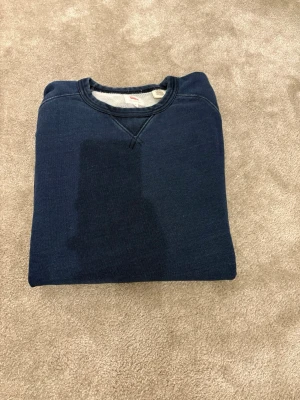 Mörkblå Levi’s tröja  - Säljer en oanvänd Levi’s tröja i storlek s, den är nästintill aldrig använd.