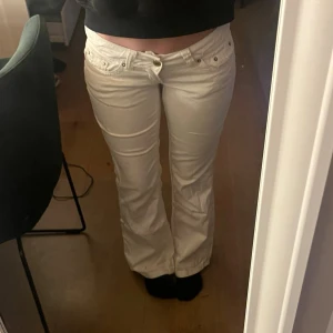 G-rise jeans - Jättesnygga lågmidjade jeans från G-Rise. Jag har sytt in dem lite i kanterna för att få de mer tajta vid låren. Originalpriset är 1290kr. De har en liten fläck från torkat nagellim som tyvärr inte går bort, samt att de är lite insydda av mig, därav priset. Det är short versionen så innerbenslängd är 77 cm.   Säljer dem eftersom de tyvärr inte kommer till användning längre. Skriv gärna om du har fler frågor💞💞