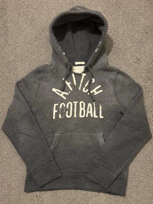 Vintage Abercrombie & Fitch Hoodie - Säljer denna tvär snygga Abercrombie & Fitch Hoodie | Storlek S | Mycket bra skick!! Slitningar är en del av designen!| Längd ≈ 63 Bredd armhåla - armhåla ≈ 53cm | Modell 175cm, 68kg | Hör av vid funderingar och priset kan diskuteras!