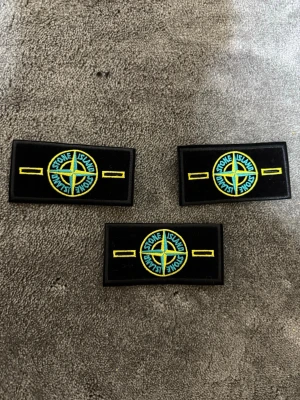 Stone Island tygmärken svarta 115kr/per styck  - 115kr/per styck priset kan diskuteras 