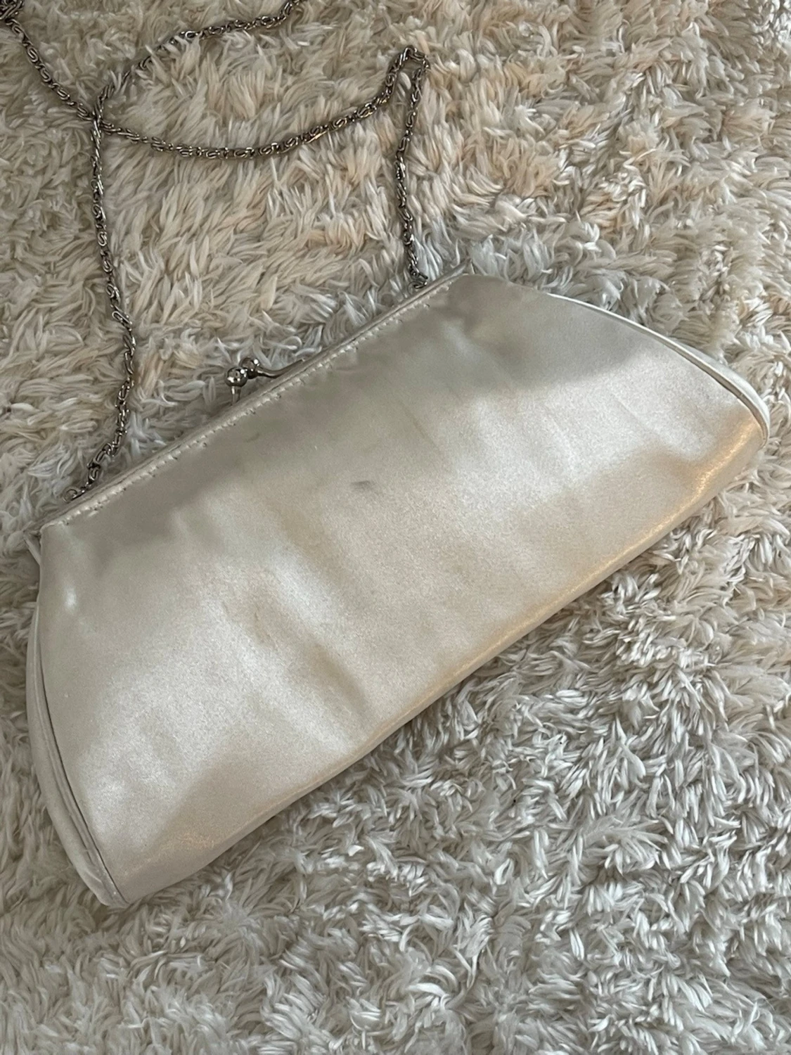 Vit satinkuvertväska med kedja - 1