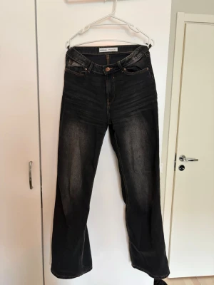 Bershka flared jeans - Flared jeans med medium hög midja från bershka. Fint skick. 🌼