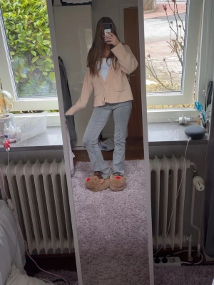 Ljusblå raka jeans med låg midja - Säljer ett par grå jeans med rak/utsvängd passform och låg midja. Jeansen har klassisk femficksdesign och stängs med dragkedja och knapp. Perfekta för en trendig och avslappnad stil.