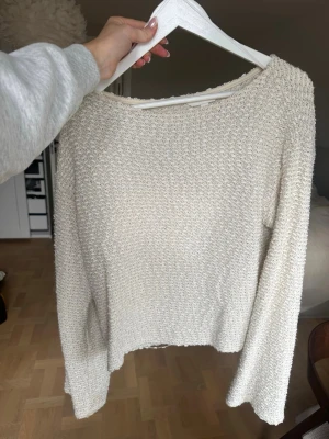 Krämvit stickad tröja med struktur - Mysig krämvit stickad tröja med rund hals och lång ärm. Tröjan har en strukturerad stickning som ger en cool textur och avslappnad look. Aldrig använd!!