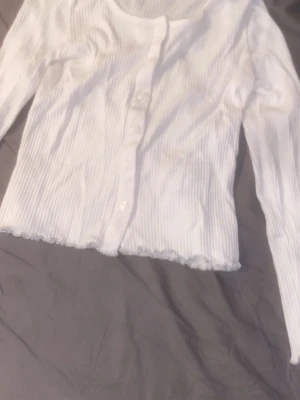 En fin vit kofta - En kofta i väldigt bra skick