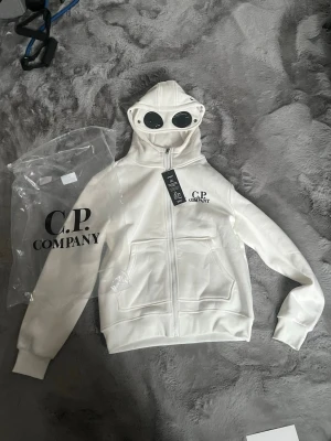 Vit hoodie med goggles från C.P. Company - Helt oanvänd 