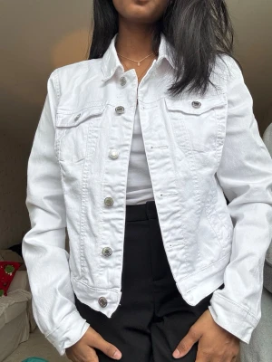 Vit jeansjacka från Vero Moda  - Fin vit jeans jacka från Vero Moda i strl S. Endast använd 1 gång då den är för stor på mig. Superskön att ha på sig! Nypris ca 400kr🤍