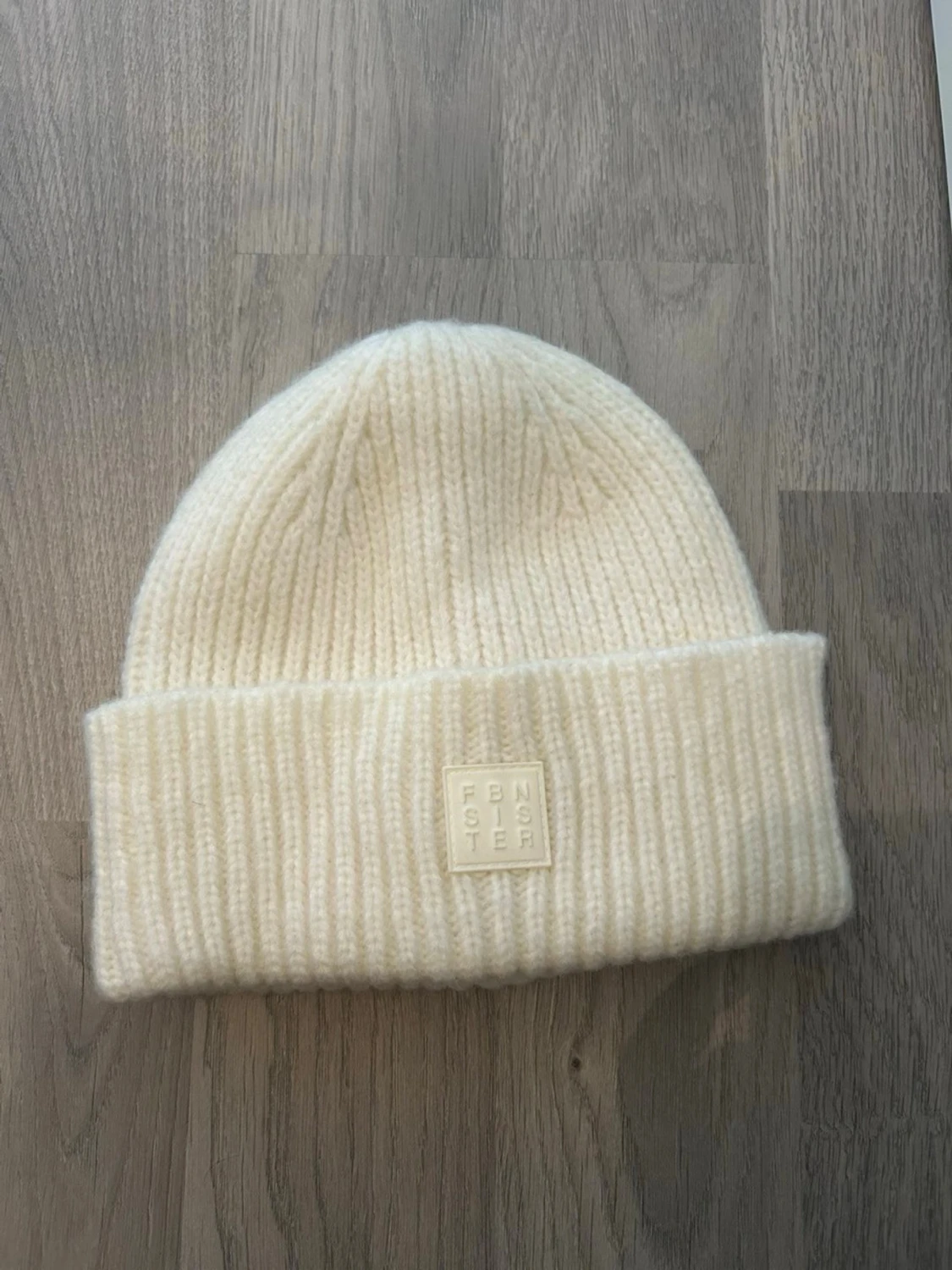 Vit ribbstickad mössa från Femi Stories