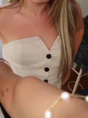 Vit topp  - Vit/beige topp med knappar, säljer då den inte kommer till användning 