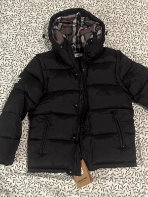 Svart pufferjacka från Burberry - Svart burberry jacka. Helt ny. Pris diskuteras vid snabb affär!